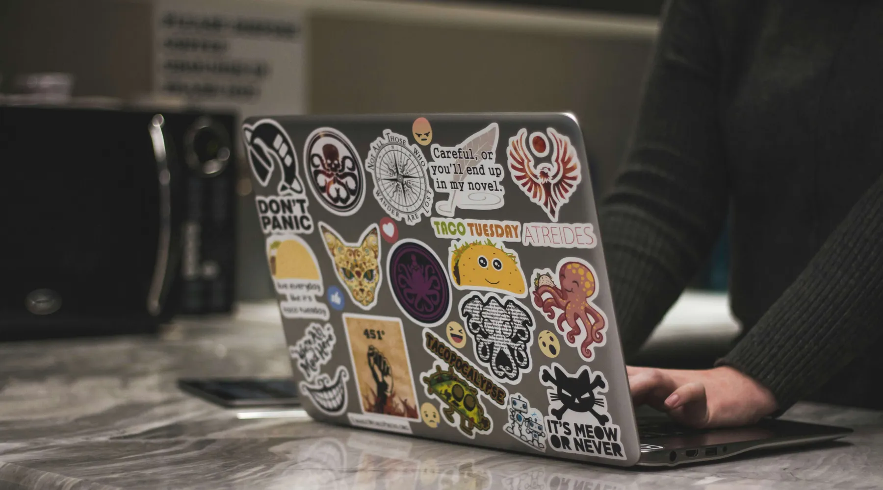 Laptop mit Sticker drauf