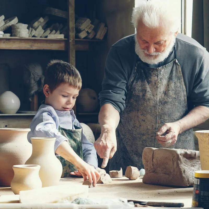 Opa & Enkel erstellen gemeinsam Becher aus Lehm